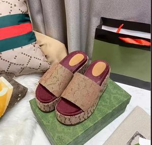 2022 Kvinnor Paris Tofflor Designer Broderi Bokstäver Strand Casual Slides Flip Flops Dam Plattform Tjock botten Öka Halkfria sandaler 35-44