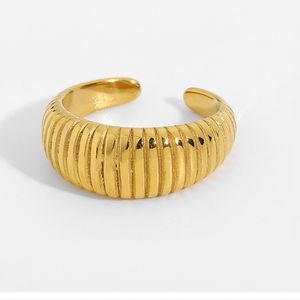 Einzigartige dicke k Goldbeschichtung Edelstahl Croissant gestreifter Ring Gravurer Streifen klobiger Ring JDR201163