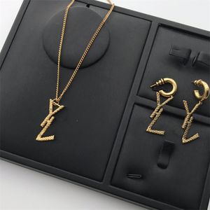 Set di orecchini da collana di lusso da donna Orecchini pendenti di design Collana europea Set di gioielli di alta qualità