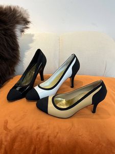 2022 Novos sapatos de cor clássico correspondência de seda cetim de couro lustroso rodada dedo do pé stiletto high-heeled