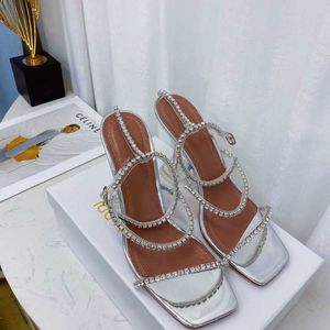 Amina Muaddi Gilda Silver Leather Sandals Crystal-Encrusted Strap Spool Heels 여성을위한 하늘 높이 발 뒤꿈치 여름 고급 디자이너 신발 파티