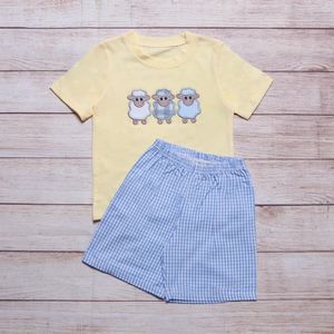 Roupas conjuntos de roupas de verão de manga curta amarela e shorts xadrez azul Easter três ovelhas bordados de bordado de garotos roupas de roupa