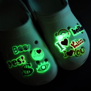 MOQ 50PCS Luminous croc sapato encantos doce estilo arco-íris Brilho no escuro fivelas de sapato acessórios decorações Plástico 2D Tamancos Fluorescentes cabem sapatos de jardim para crianças