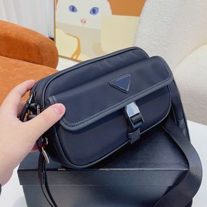 Messenger väskor designer nylon väska mig satchel crossbody lyx mode axel handväskor högkvalitativ brevväska telefon plånbok metallisk två-i-ett