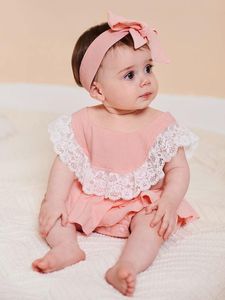 Bebê menina costurada cinto de vestido de renda e cinto de cabelo ela