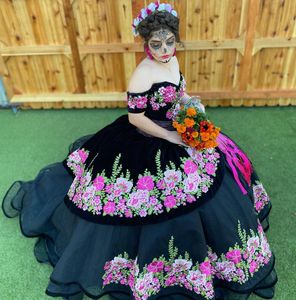 Özel Günlük Elbise Floral Velvet Vestidos de 15 Anos 2023 Kabartı Nakış Quinceanera Elbise Opuz Off Sweet 16 Uzun Balo Elbisesi Siyah Quince Peplum