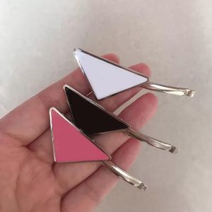 Hot Metal Triangle Hairclip With Stamp Women Girl P Letter Barrettes Acessórios de cabelo da moda de alta qualidade