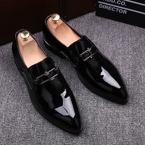 Koreansk stil herr mode bröllopsfest klänningar patent läder skor slip-on körsko spetsiga tå rökande tofflor loafers