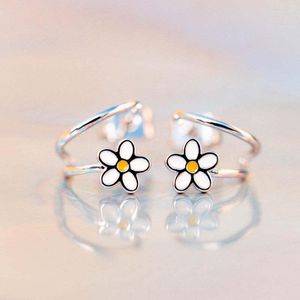 Hoop Huggie Daisy Yarım Çemberler Küpe Beyaz Sarı Çiçek Tinik Küçük Küpeler Kore tarzı Kadın Moda R01001HOOP KIRS22