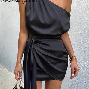 アジアのシングルショルダーサテンドレスリボン斜め襟ハイウエストルーシュ非対称ブラックドレス女性ファッションミニドレス220509