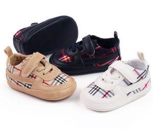 Baby First Walkers Kid Baby Shoes 2022 Spring Spädbarn Toddler Girls Boy Casual PU Soft Bottom Bekväm inte halk