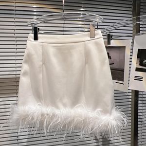 Nya kvinnors elastiska midja Solid Color Ostrich päls botten lapptäcke Sexig mode kort blyerts kjol sml