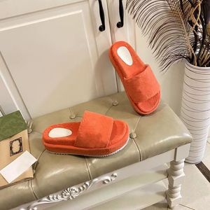 Nowe cukierki wielokolorowe kapcie importowane aksamitne górne gumowe guma nie tylko poślizgnięcie SOLE Summer Buty damskie 5,5 cm Grube luksusowe modne sandały na wysokim obcasie 35-43