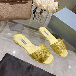 Lyxiga sandal tofflor Kvinnor Slid Slides Flat Heel Rhinestone Designer Sandaler för kvinna Summer Lady Sandales Beach Flip Flops Shoes With Box
