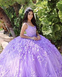 Fliederfarbene Quinceanera-Kleider aus Spitze 2022 mit Umhang für 15 Jahre, 3D-Schmetterling, Blumen-Glitzer, bauschiges Ballkleid, süßes 15/16-Kleid, Ballkleid, Quince-Kleid, kein Licht, echtes Bild