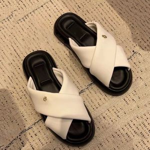 Designer Slipper Mulheres chinelas sandálias de luxo Brand sandálias de couro real flip chinelos planos planos de deslizamento de sapatos casuais boots da marca 335