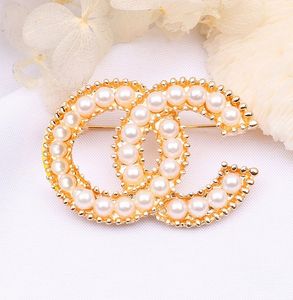 20 Color Brand Designerinnen Frauen Broschen kleiner süßer Wind 18K Gold plattiert Kupferkristall Strass Pearl Letters Anzug Pins Party Spezifikationen