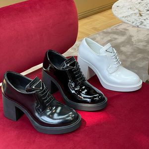 Senaste plattformsklänningskor Office Designer Loafers Triangle Buckle Decoration Pet Round Toes Women Pumpar 100% Cowhide Factory Shoe With Box Thick Soled