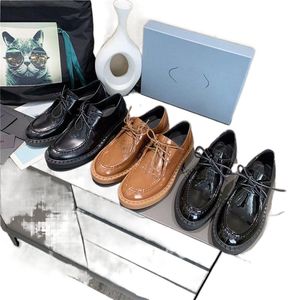 Black White Mules Sapatos casuais Logo Triangle Sandals Sapas de couro genuíno Sliders Sliders MULE SAPA DE CHIDA DE CHIDA MILANO Sapato de moda U4SD#