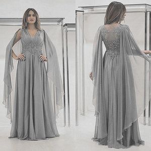 Abiti da festa Vkiss Store Abito lungo per la madre della sposa con mantella Abiti da ballo da sera formali in chiffon grigio argento con applicazioni di pizzo G