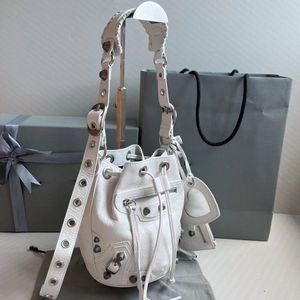 Дизайнерская сумка Le Cagole XS Buckte Back Beald Sagcodile тиснена с стразами белая арена Crossbody Luxury Designer