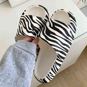 2022 Women Slippers de verão sandálias não deslizamentos praia lampes de chinelos fofos padrão de zebra de meninas solas garotas de meninas em casa sapatos de banheiro g220518