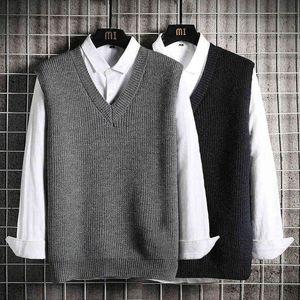 남성용 캐주얼 조끼 한국 패션 V- 넥 단색 소매 소매 스웨터 니트 스트리트웨어 실름 편안한 소프트 남성 조끼 L220730