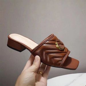 Designer Ladies Summer Slippers Fashion Loafers Mid Heel Leather Cartoon dubbele G geborduurde sandalen metalen gesp slippers Maat met doos