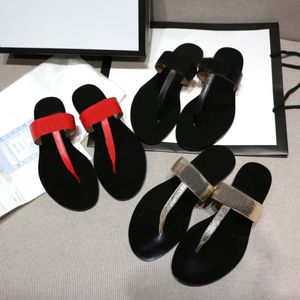 Designer-Hausschuhe für Herren und Damen, Sommer, modisch, luxuriös, 100 % Leder, Metall-Logo, Flip-Flops, Hotel-Badezimmerschuhe, Outdoor-Strandschuhe, flache Sandalen, lässig, Größe 35–45