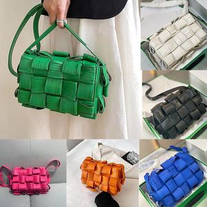 Nova bolsa cassete franjas intreccio trançado tofu bun couro cross-body sacos bolsas moda distinta bolsa de ombro com aba