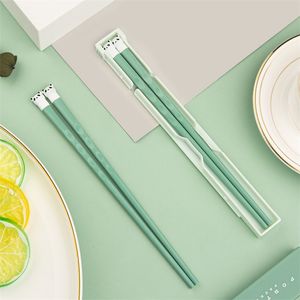 Kawaii Panda Chopsticks med bärbar låda resor Plastiska huggstick återanvändbara matpinnar för sushi bento tillbehör bordsvaror 220727