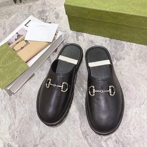 Designerskie kapcie męskie płaskie muły oryginalne skórzane sandały luksusowe buty swobodne buty na pół drag metalowy łańcuch butowy krwawika nr 381
