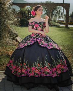 Ocasião especial Vestido de cetim floral vestidos de 15 anos 2023 bordados inchados de bordados quinceanera vestidos fora do ombro 16 longos vestido de baile preto marmacho branco peplum