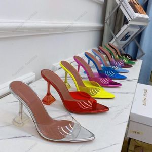 Amina Muaddi Womens Sandals 가죽 단독 디자이너 하이힐 10cm 크리스탈 보우 다이아몬드 체인 장식 연회 여성 투명 PVC 웨딩 섹시 공식 신발