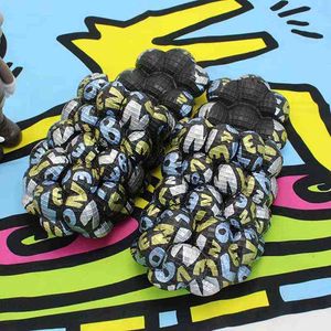 Slipper New Designer Women Camouflag Graffiti Bubble Slides With Charms Outside Badrum Män Massage tofflor Beach Sandals 0729