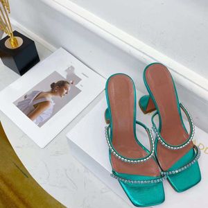 Sandalet için kadın tasarımcı topuklular yüksek kaliteli sandalet klasik terlik deri renkli düz kauçuk gelinlik kaydırıcıları seyahat açık plajı