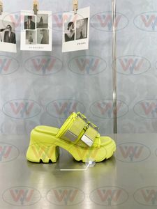 2022 Tela acolchada de suela gruesa Zapatillas Slieds sandalias Diseño de lujo Diseñador Diapositivas de goma Plataforma de alta calidad Desgaste Inicio Zapato Tamaño 35-41