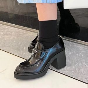 黒い彫刻のハイヒールの足首のブーツメタリックハイヒールスクエアトゥースサイドジップカルフスキンレザーアウトソールブーティーラグジュアリーデザイナーシューズウーマンの靴