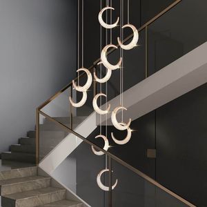モダンムーンデザインの階段シャンデリアランプロングローズゴールドアクリルロビーハンギングランプLEDリビングルームの家の装飾照明器具