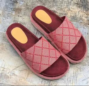 2022 Lüks Slipper Bayanlar Çok renkli platform sandal kuzu derisi tarzı düz slaytlar tasarımcı sandalet moda yaz gündelik terlikleri en kaliteli boyut 35-44
