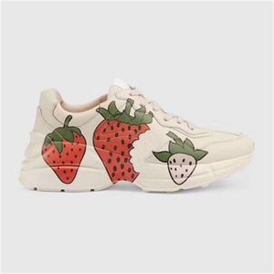 2019 Kvinnor Sneakers Rhyton Vintage Trainer Män Designer Skor Distressed Effect With Print Strawberry Wave Mouth Tiger Web Läder Sneaker No20