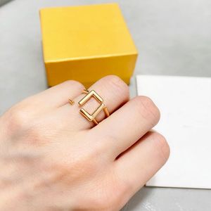 Aniversário da festa de engajamento de designers Casal Ring Tinge Fine Workmansth Gold Letter Rings for Women Ajustável com Jóia Box Good Nice S
