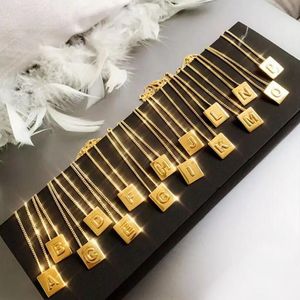 Colares quadrados de alta qualidade 18k Gold Luxurys Designer 26 letras pingentes jóias Colar mulheres Jóias de corrente de ouro da marca de ouro com caixa