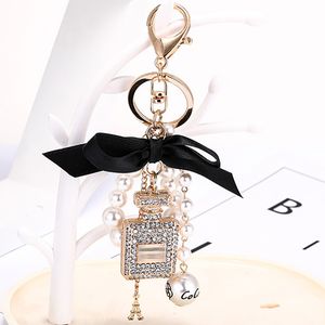 Koreansk version nyckelringar kreativa handgjorda hänge diamant-anklövda parfymflaskeglegering nyckelchain bow pearl väska hänge