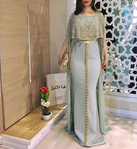 Marokkanische Kaftan-Abendkleider, Satin, staubblau, Meerjungfrau, formelle Event-Kleider, Goldapplikationen, Kristalle, Perlen, Cape, Abschlussball, Partykleid, arabisch, Dubai