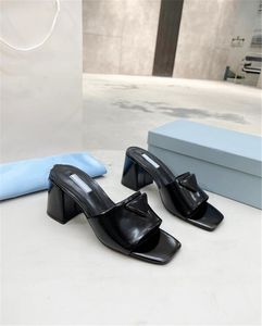 Kvinnor Summer Slippers Lady Bench Shoes Stylish Comfort Female Stout Heel StereoScopic Patent Leather Wear-Interisting Non Slip mångsidiga sandaler P70317