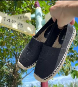 RRQ0 أحذية غير رسمية متوازيات مسطحات امرأة Espadrilles فاخرة الأحذية كاب اصبع القدم الصياد القماشي الحذاء الصيفي أزياء الربيع أعلى حجم Quilty 35-40