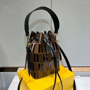 Вечерние сумки 2022 Женская сумка для ведра 2f коричневые кожаные мини-ведра сумки поставляются с шнуркой и металлом, украшенным черным припонентным приподнятым рисунком
