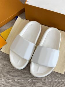 Wytłoczone litery Mężczyźni Kapcie Slajdy projektanta moda luksurys Kobiety nabrzeże slajdowe sandały sandały płaskie buty swobodne Wysokiej jakości trend biały US4-US11