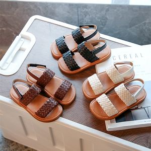 Sandálias de meninas trançam as férias de moda de pó de pé de verão de verão Sapatos planos cor sólidos cor confortável anti-deslizamento anti-deslizamento Sliders 220623